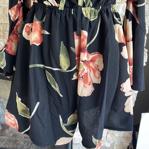 Black and floral cold shoulder shorts romper jumpsuit flare sleeve - Picture 8 of 16